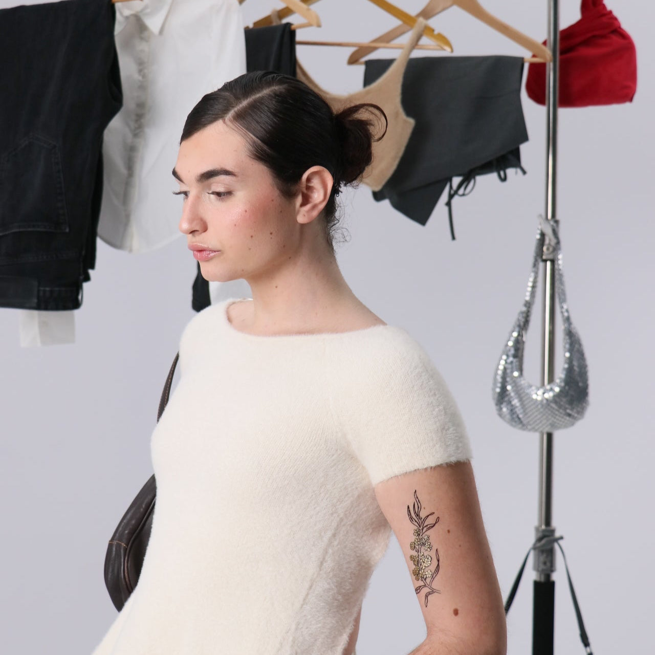 tatuaje dorado flor cerezo