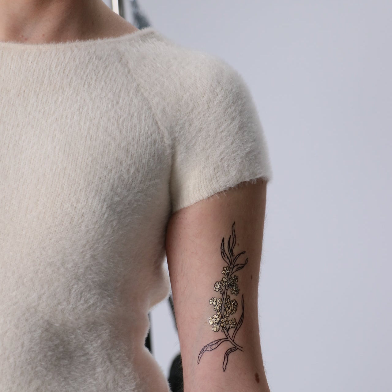 tatuaje dorado flor cerezo tattoonie