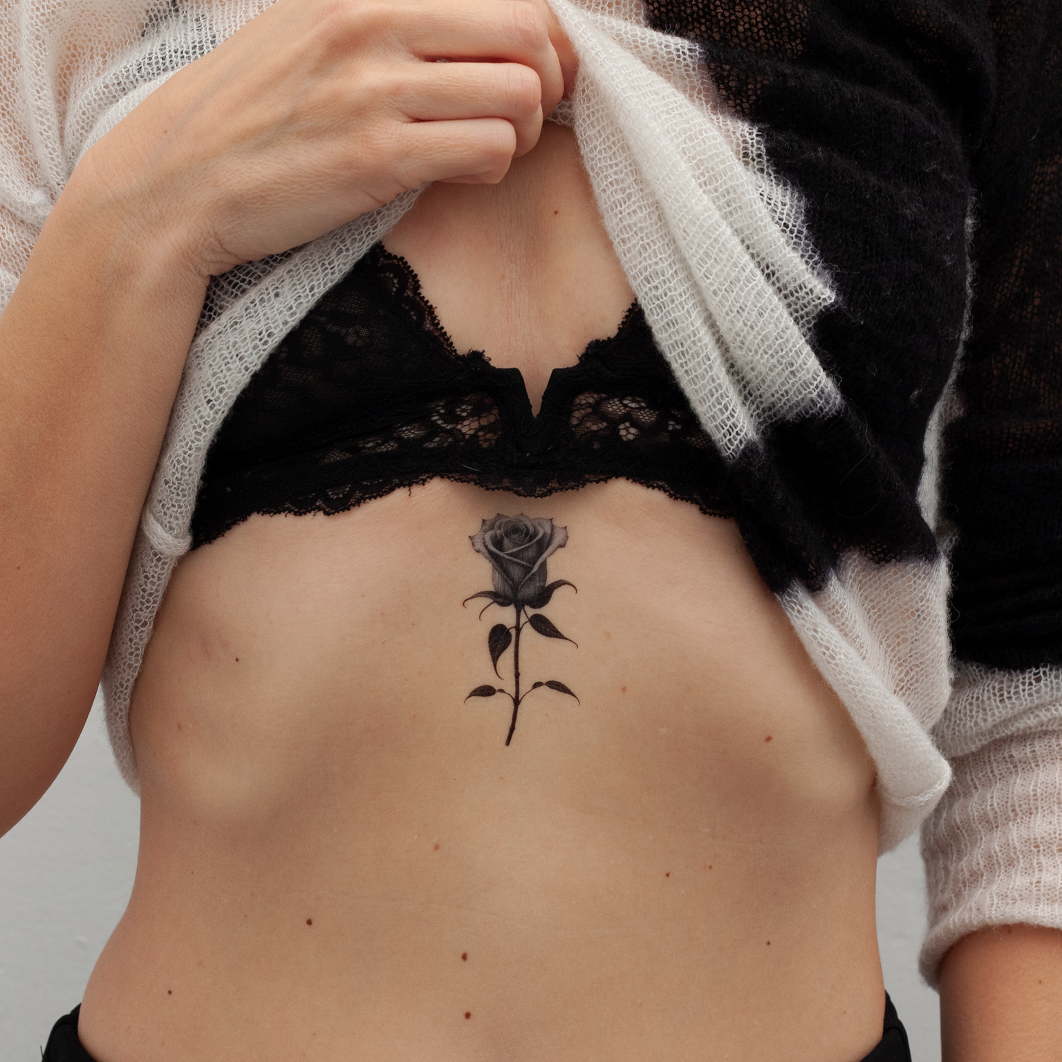 tatuaje temporal rosa