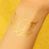 tatuaje dorado flor de loto 