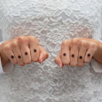 tatuaje asterisco dedos