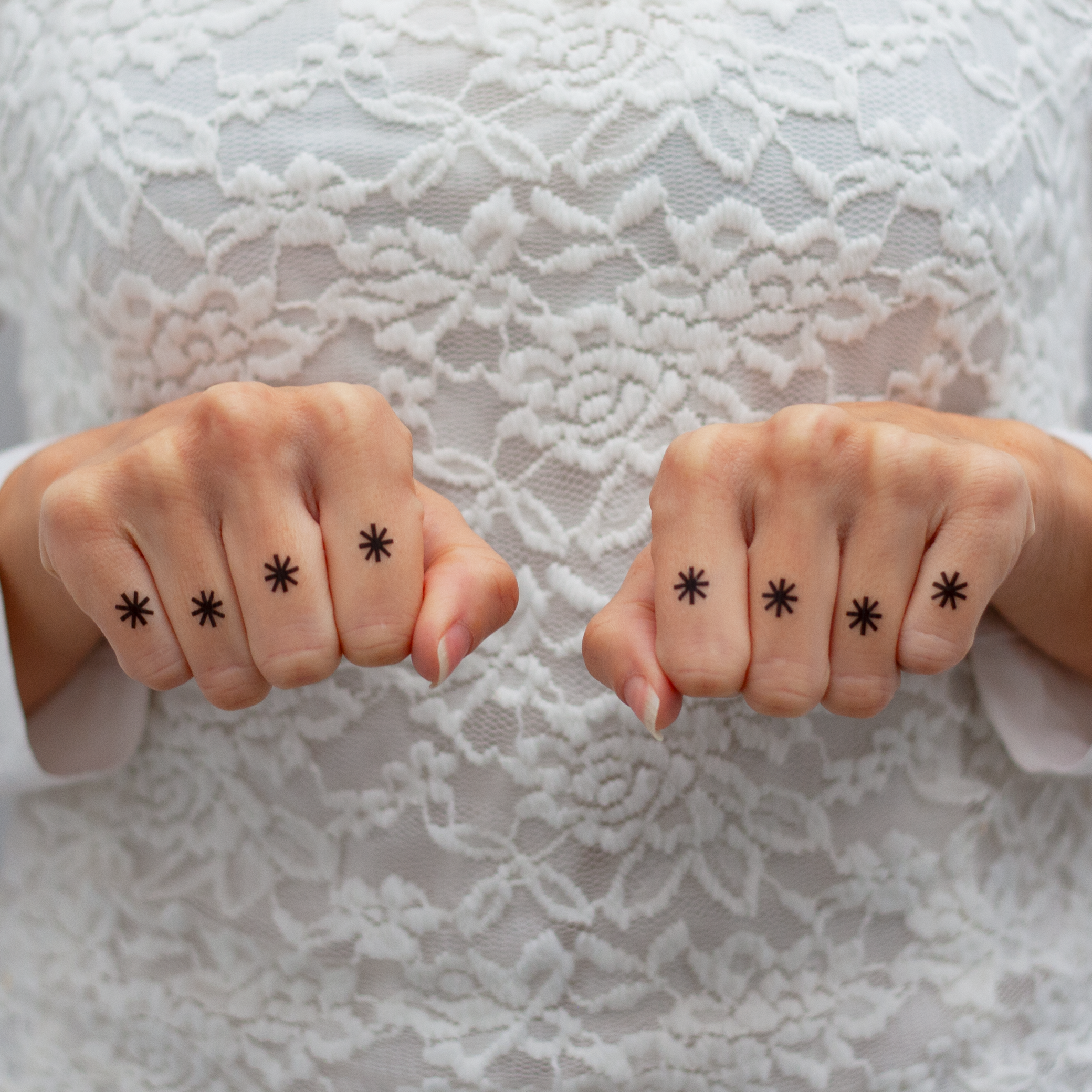 tatuaje asterisco dedos