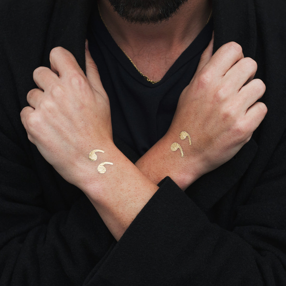 tatuaje comillas dorado