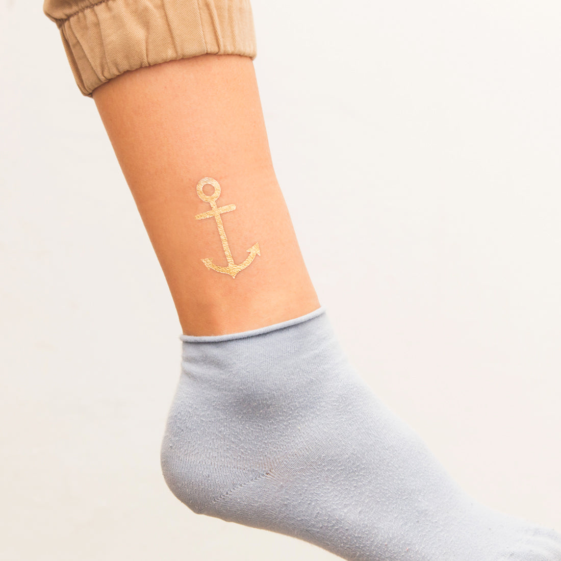 tatuaje ancla dorado