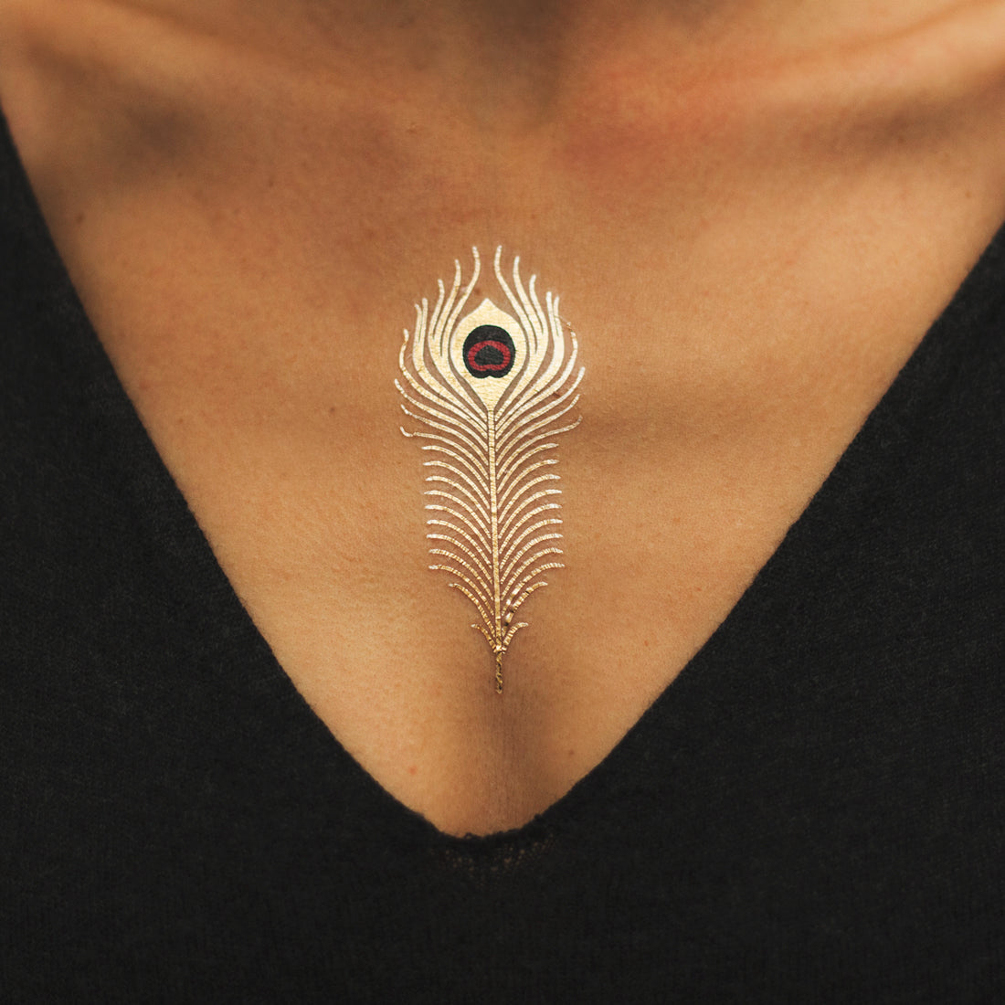 tatuaje pluma pavo real