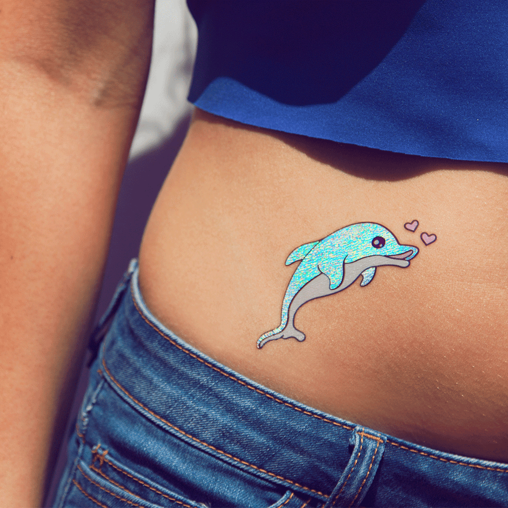 tatuaje iridiscente delfín