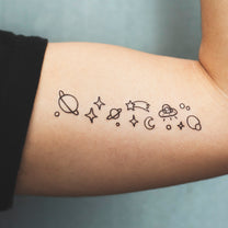 tatuaje cosmos brillo oscuridad