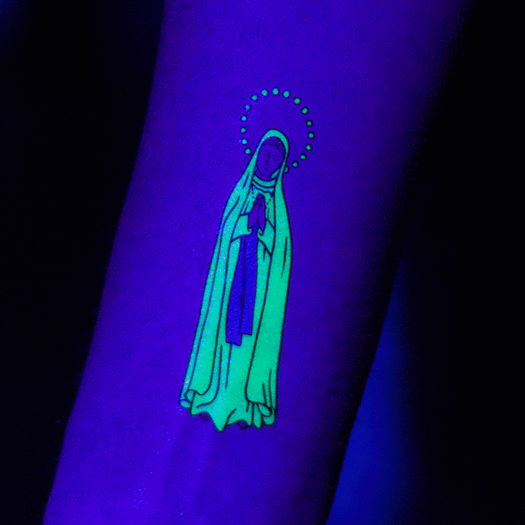 tatuaje virgen que brilla