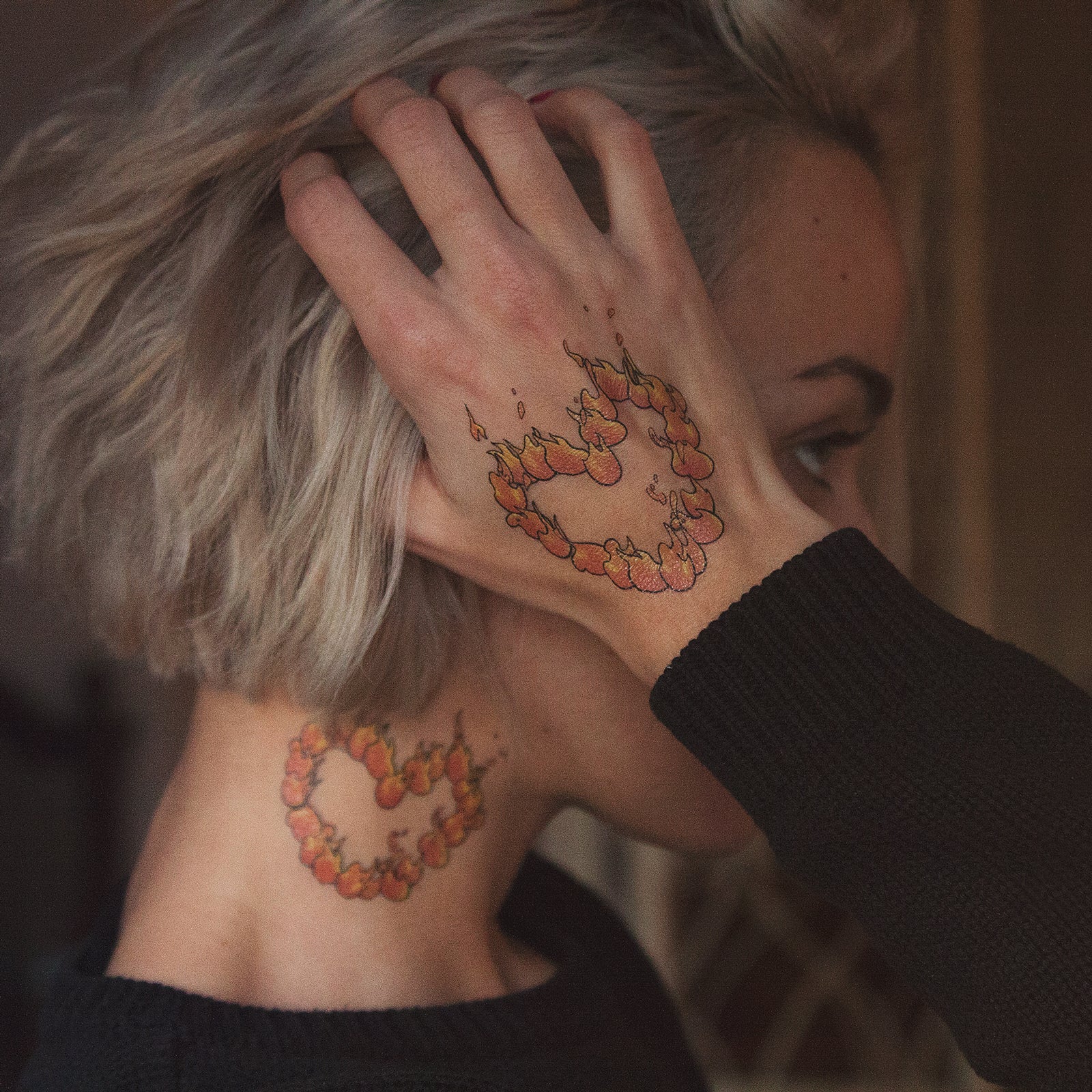 tatuaje corazón en llamas