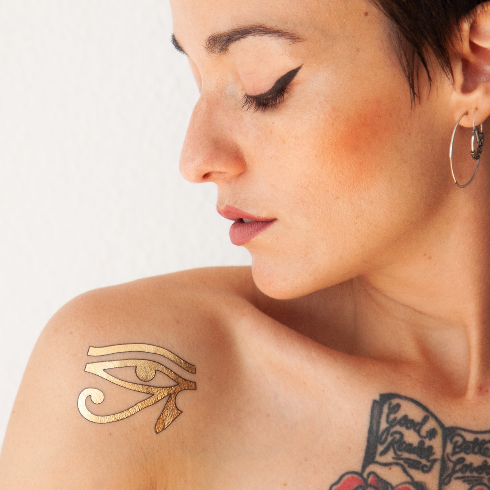 tatuaje dorado ojo horus