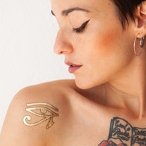 tatuaje dorado ojo horus