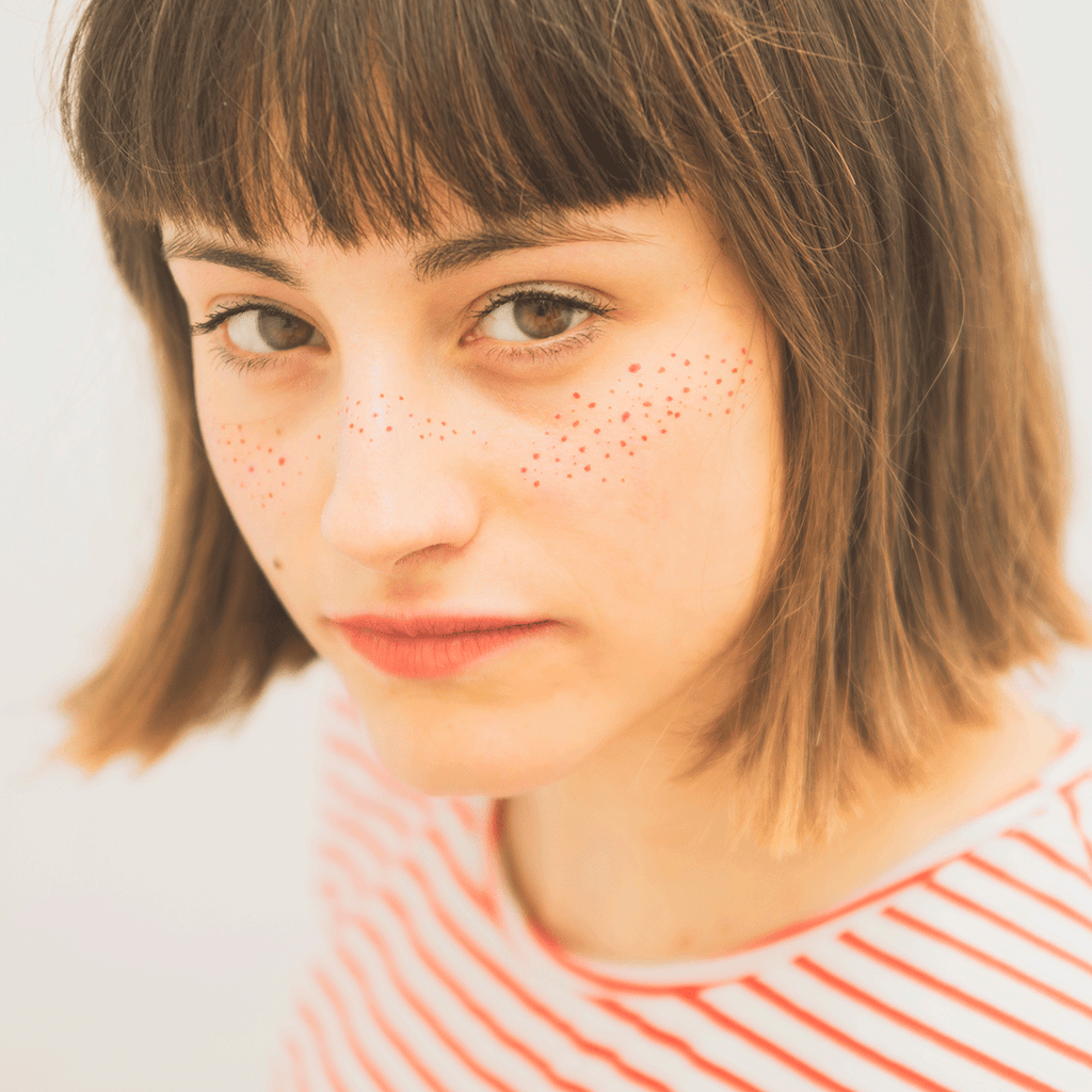 tatuaje pecas cara