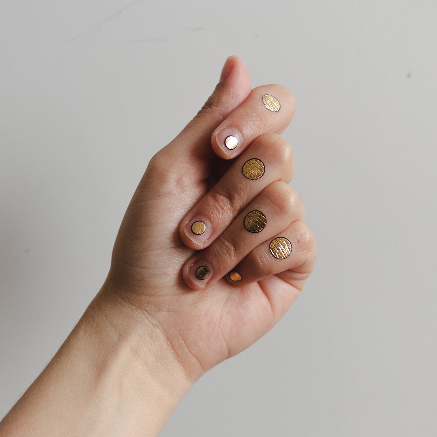 tatuaje puntos dorados