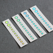 tatuaje puntos iridiscentes