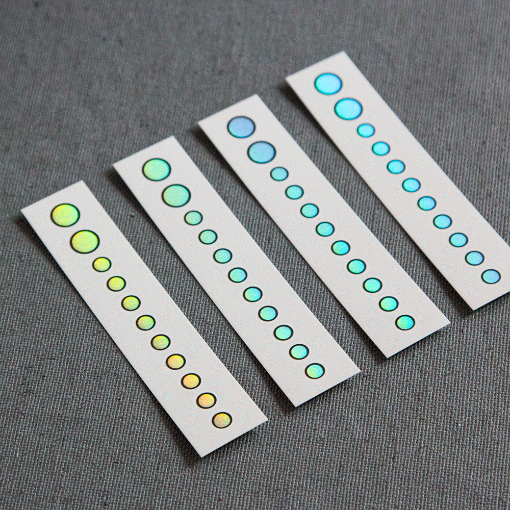 tatuaje puntos iridiscentes