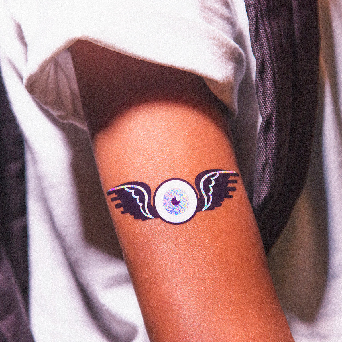 tatuaje ojo con alas