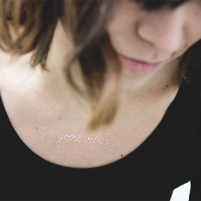 tatuaje blanco good vibes